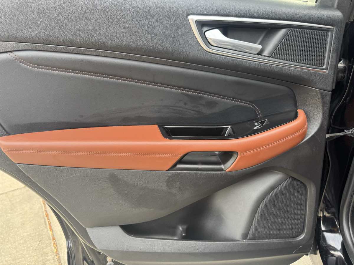 2017 Ford Edge Titanium photo 17