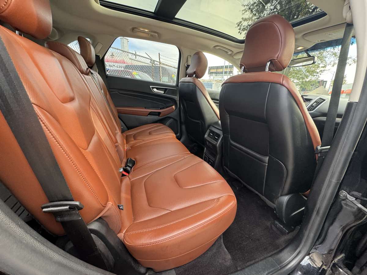 2017 Ford Edge Titanium photo 24