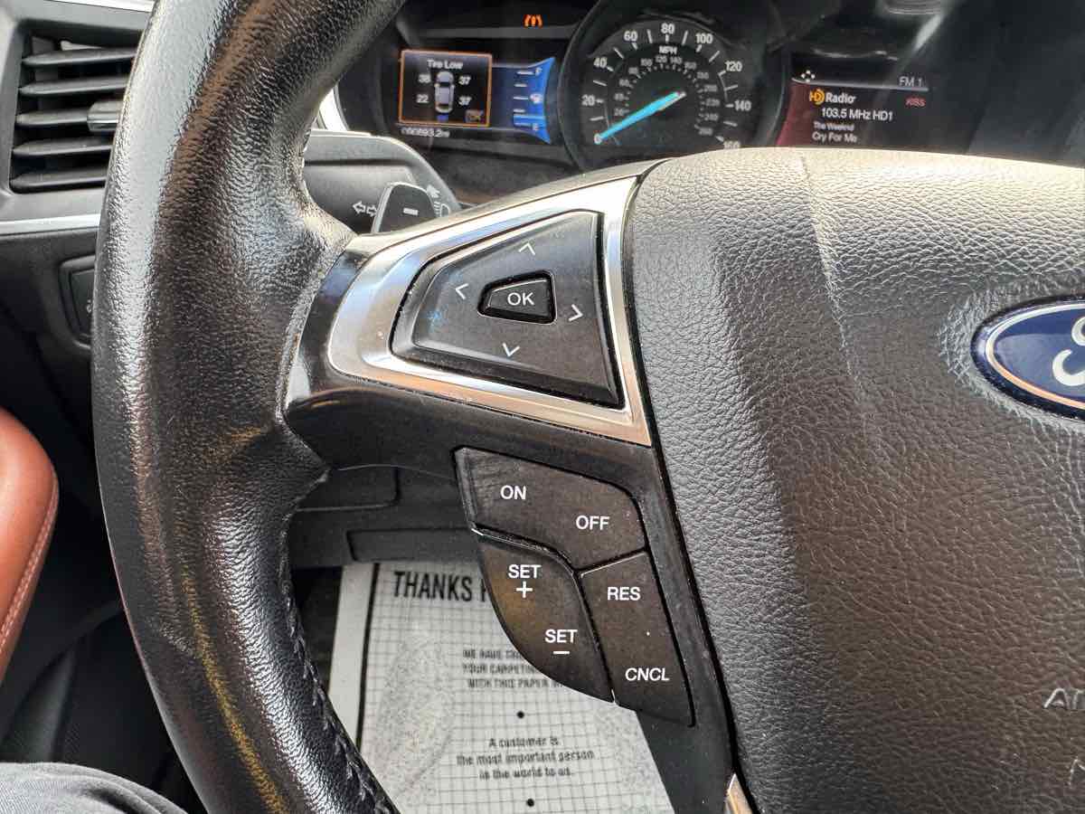 2017 Ford Edge Titanium photo 26