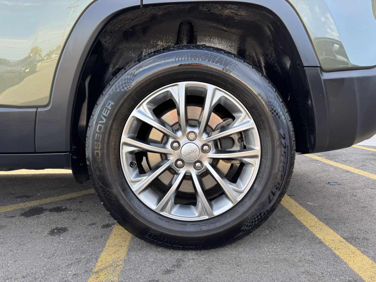 2021 Jeep Cherokee Latitude Lux photo 9