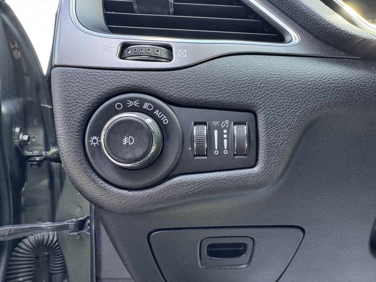 2021 Jeep Cherokee Latitude Lux photo 10