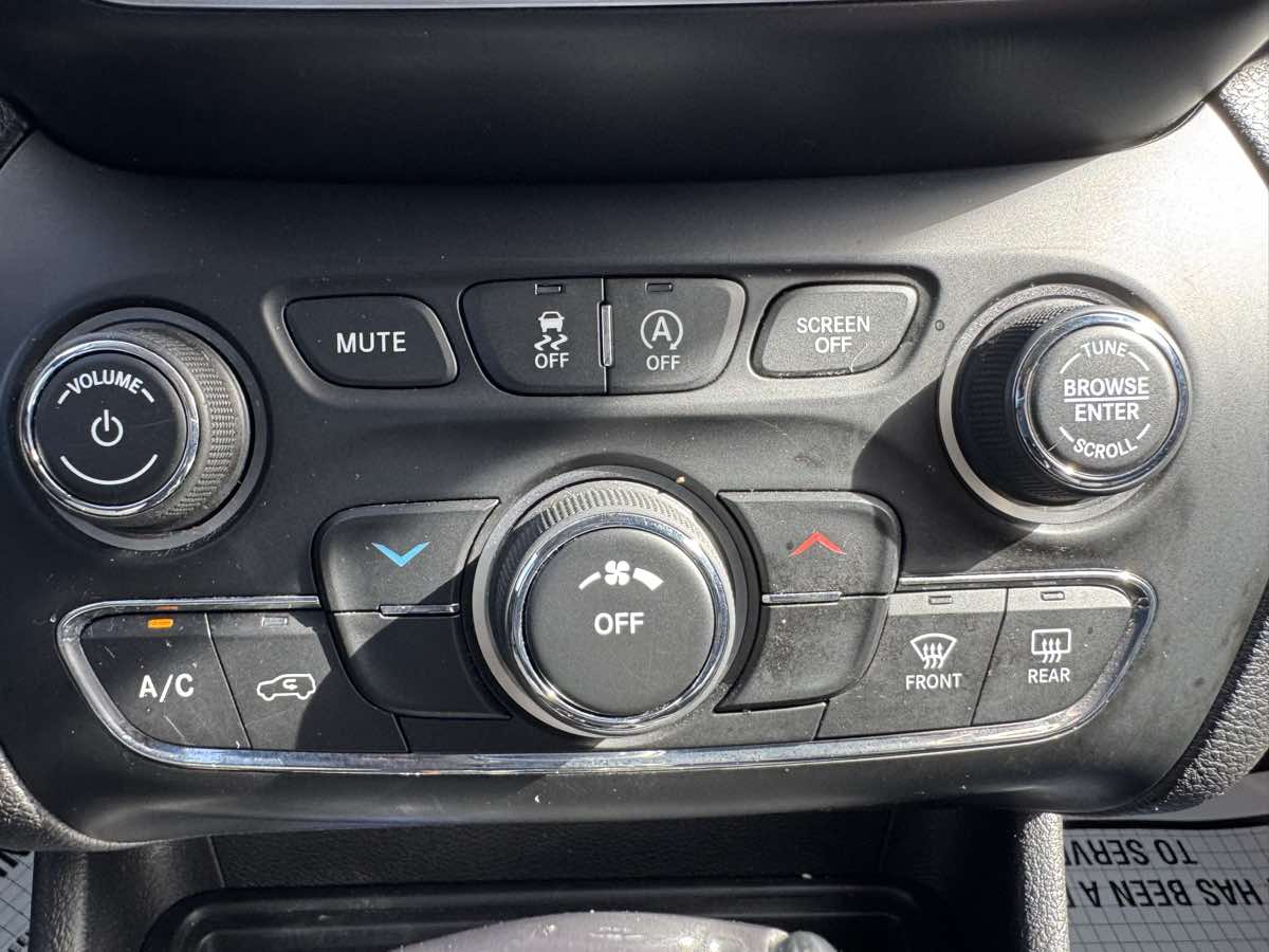 2021 Jeep Cherokee Latitude Lux photo 18