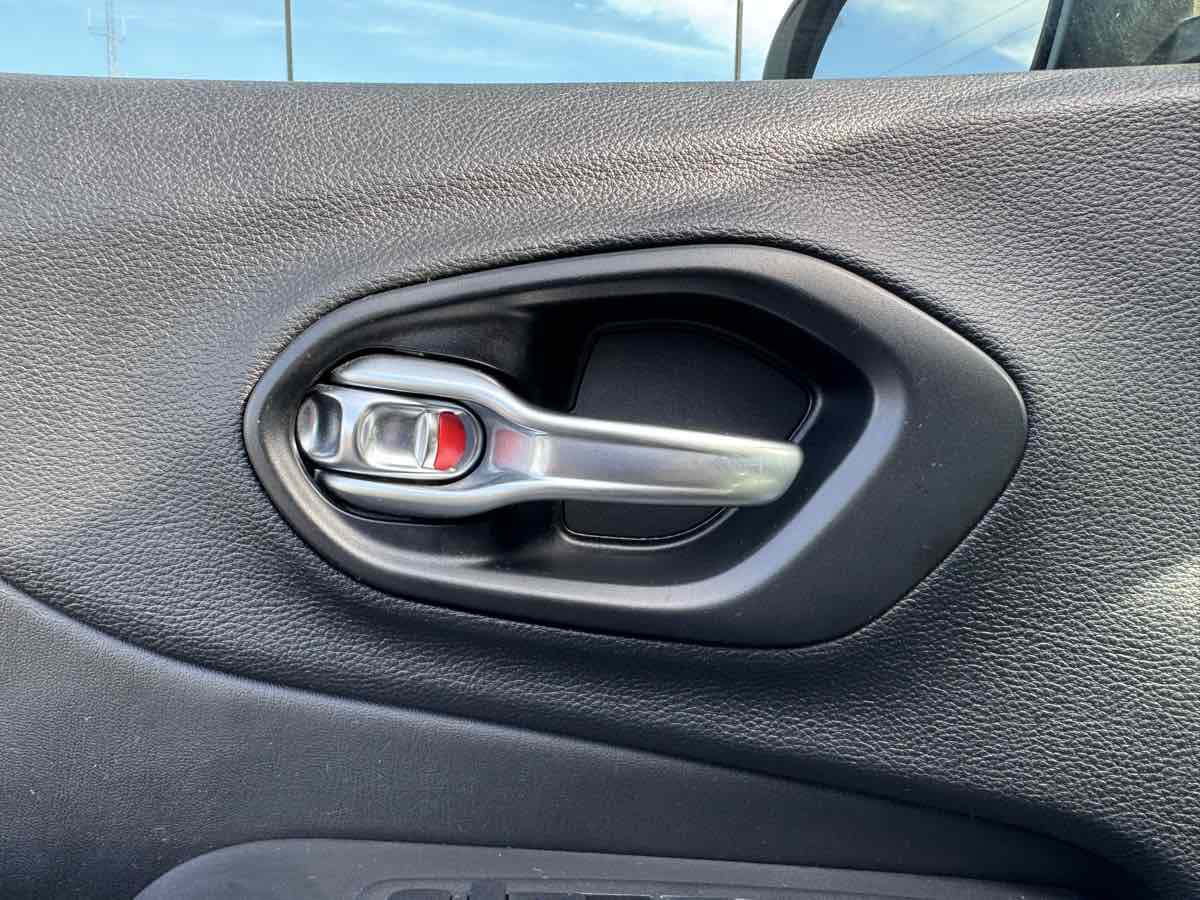 2021 Jeep Cherokee Latitude Lux photo 28