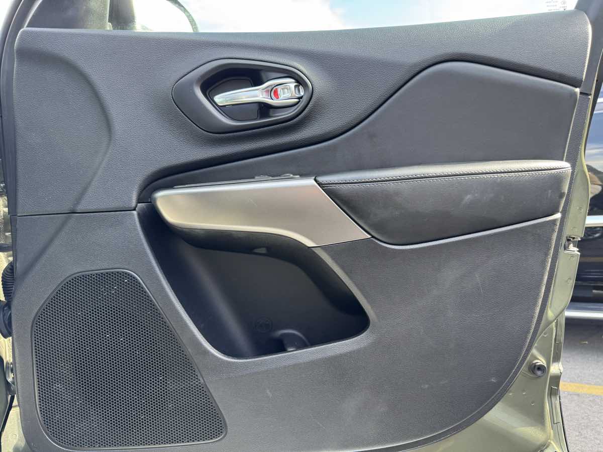 2021 Jeep Cherokee Latitude Lux photo 31