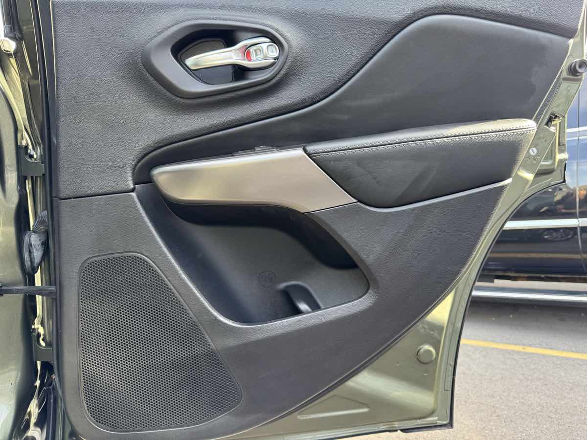 2021 Jeep Cherokee Latitude Lux photo 36