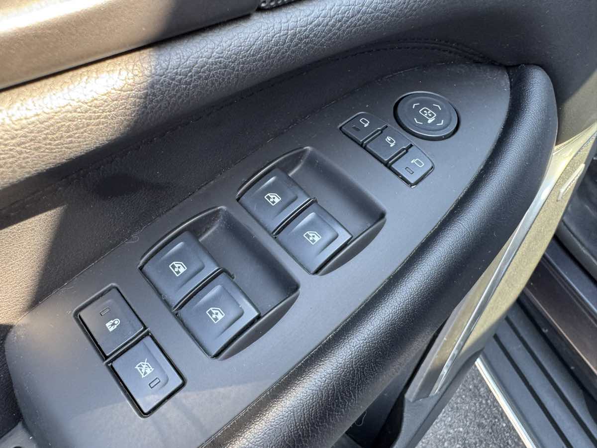 2016 Cadillac Escalade ESV Luxury photo 25
