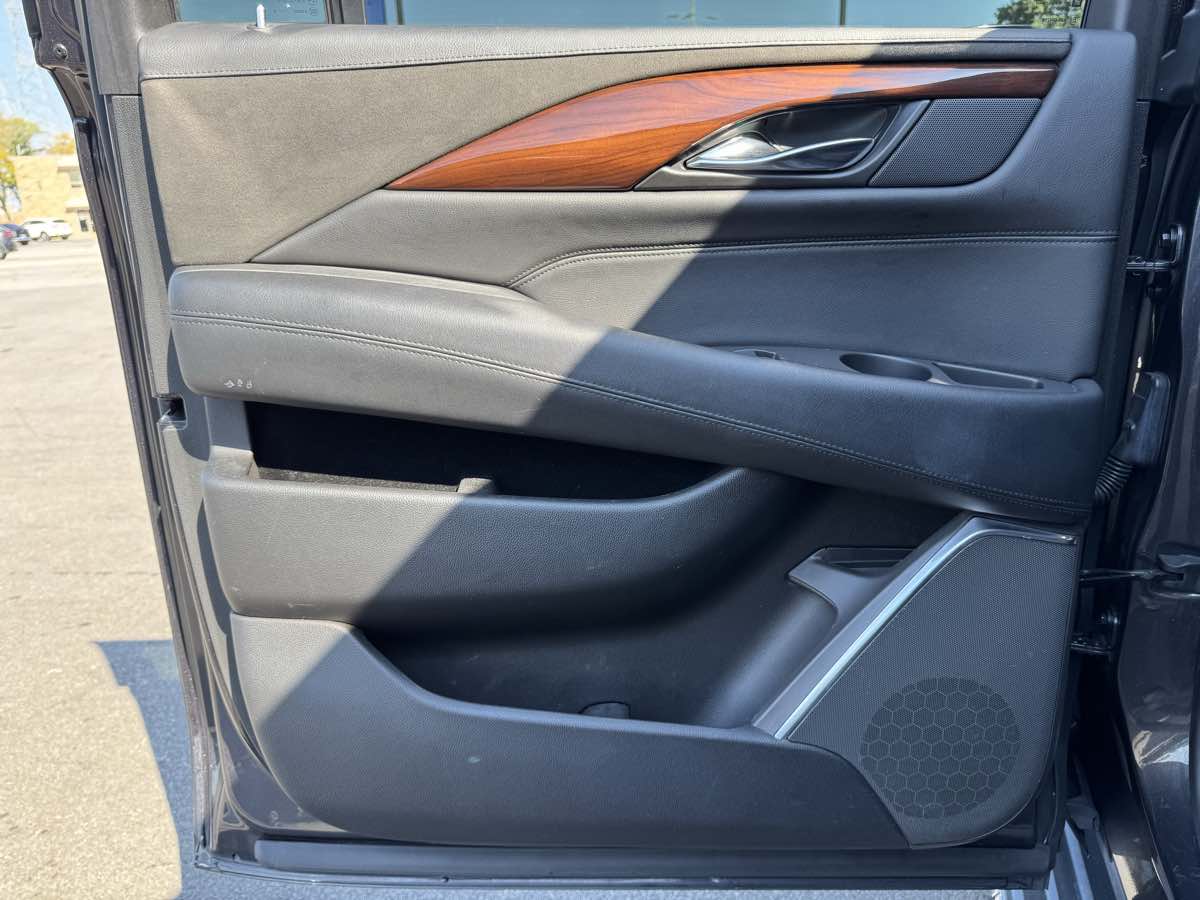 2016 Cadillac Escalade ESV Luxury photo 41