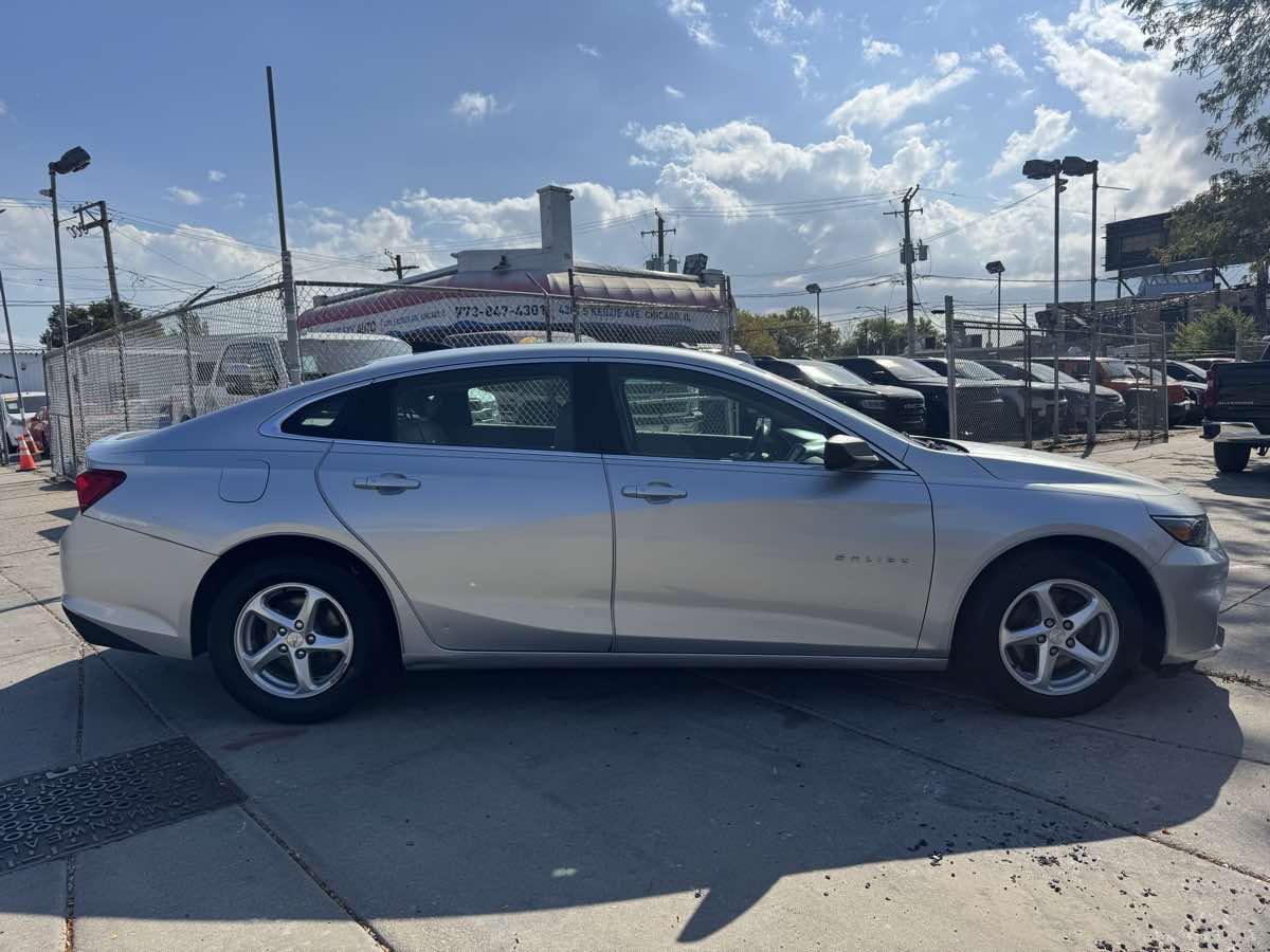 2018 Chevrolet Malibu LS photo 3