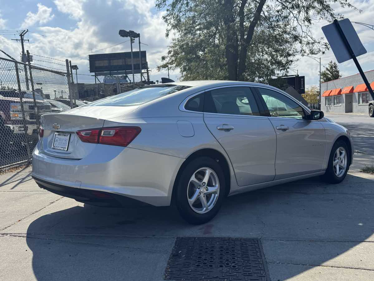 2018 Chevrolet Malibu LS photo 4