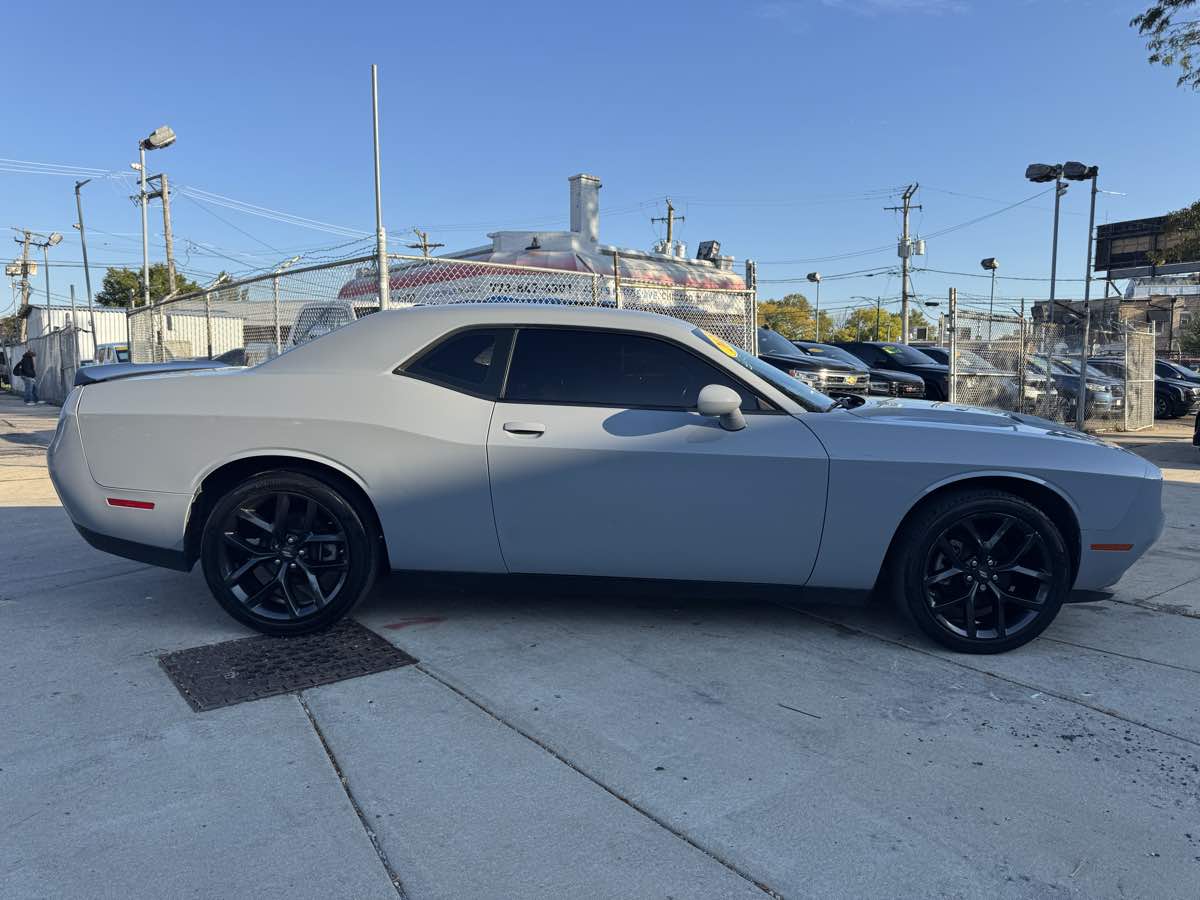 2022 Dodge Challenger SXT photo 2