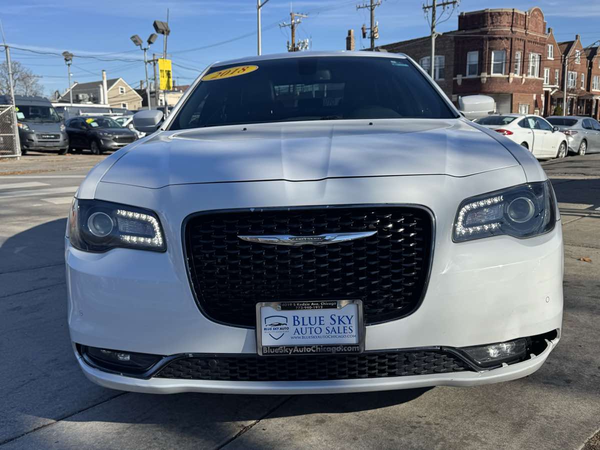 2018 Chrysler 300 photo 2