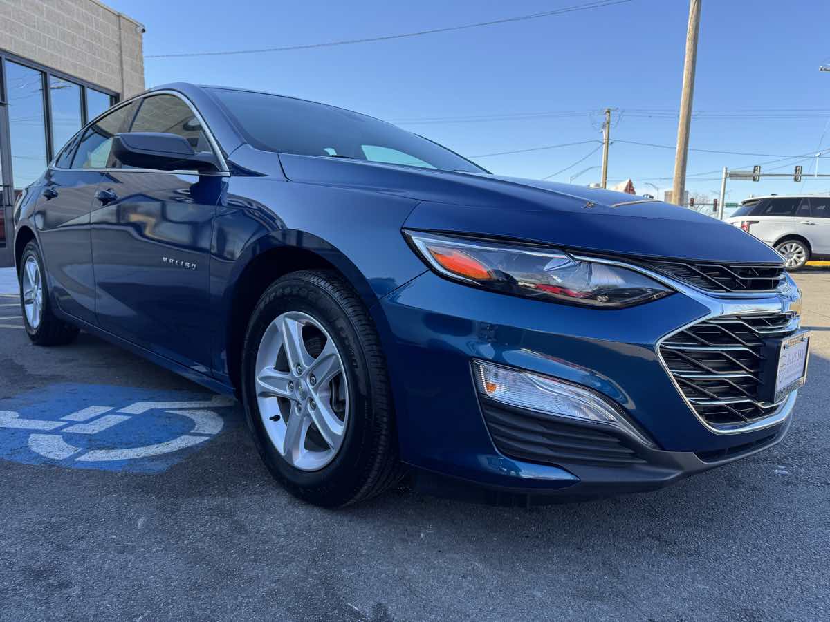 2019 Chevrolet Malibu LS photo 3