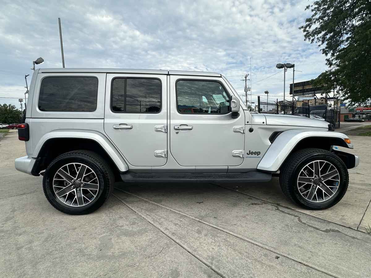 View vehicle photo 4