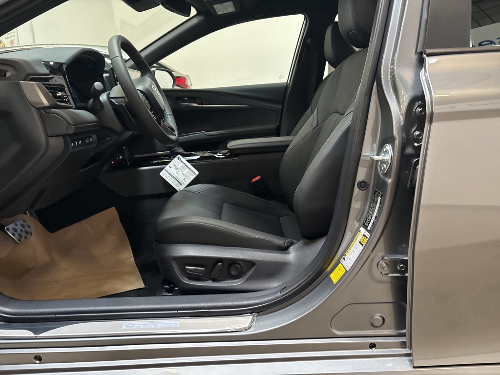 2025 Toyota Camry Hybrid XSE photo 9