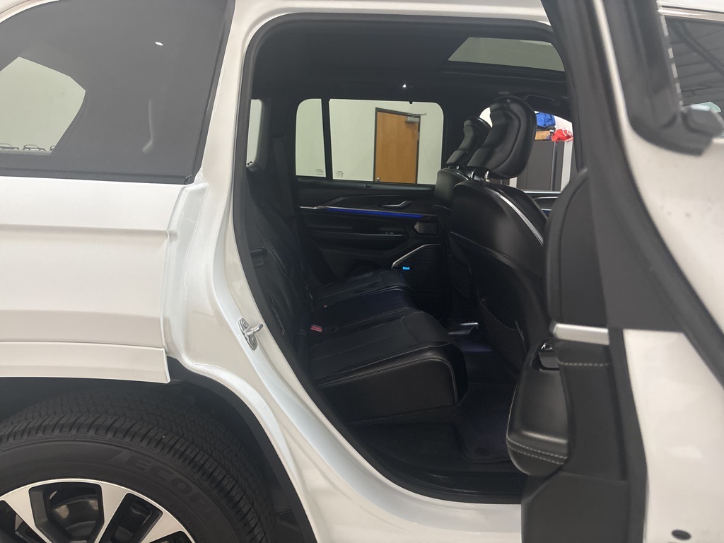 2023 Jeep Cherokee Overland 4xe photo 17