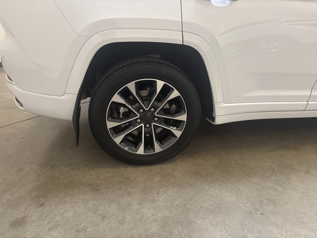 2023 Jeep Cherokee Overland 4xe photo 22