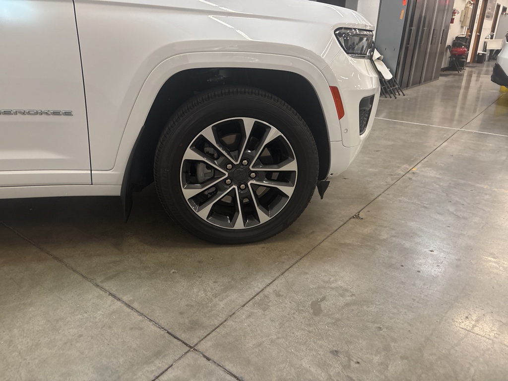 2023 Jeep Cherokee Overland 4xe photo 23