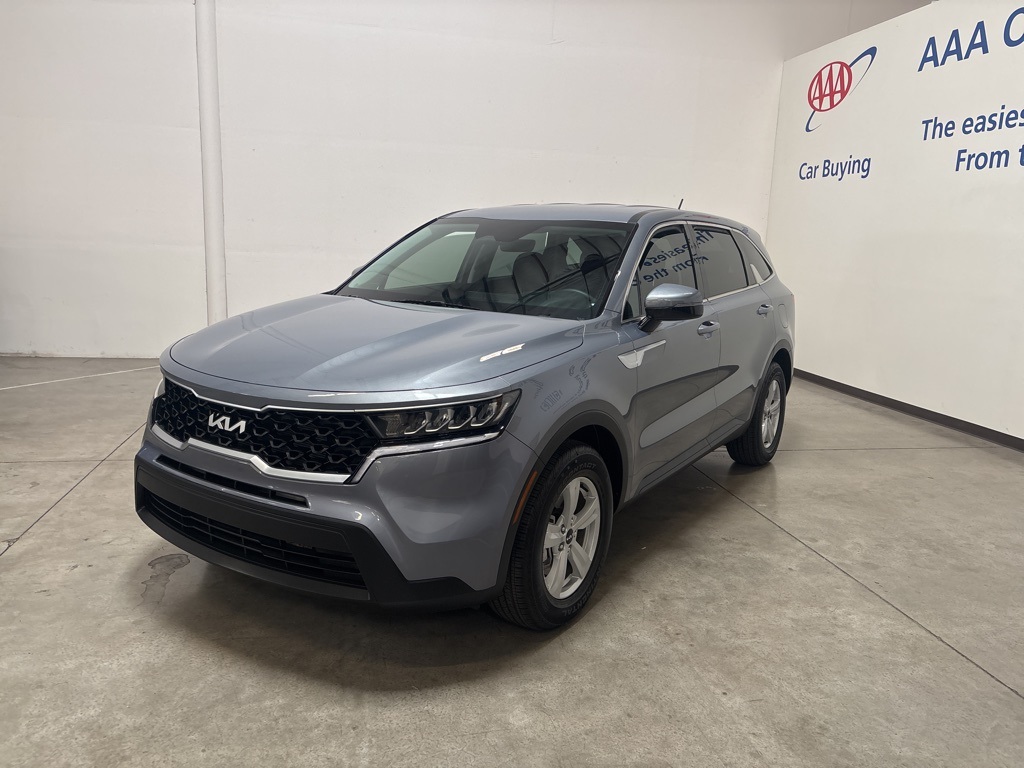2023 Kia Sorento LX photo 2
