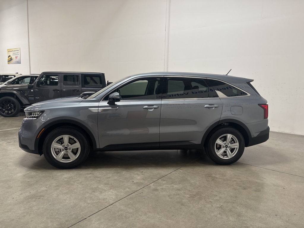 2023 Kia Sorento LX photo 3