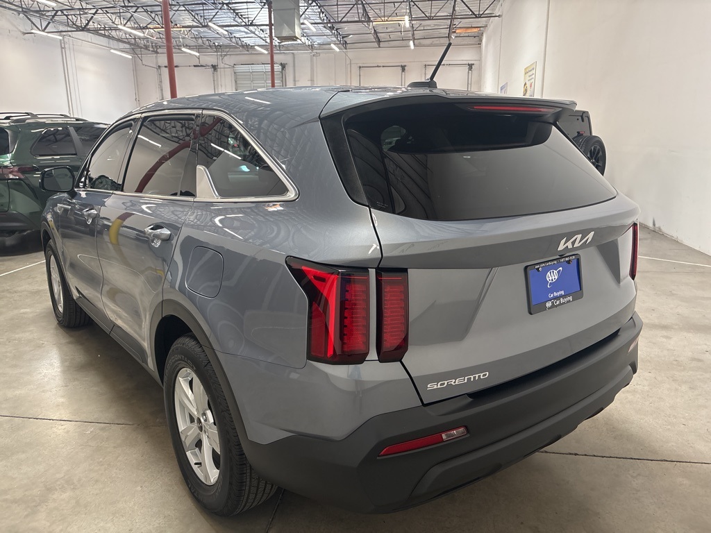 2023 Kia Sorento LX photo 4