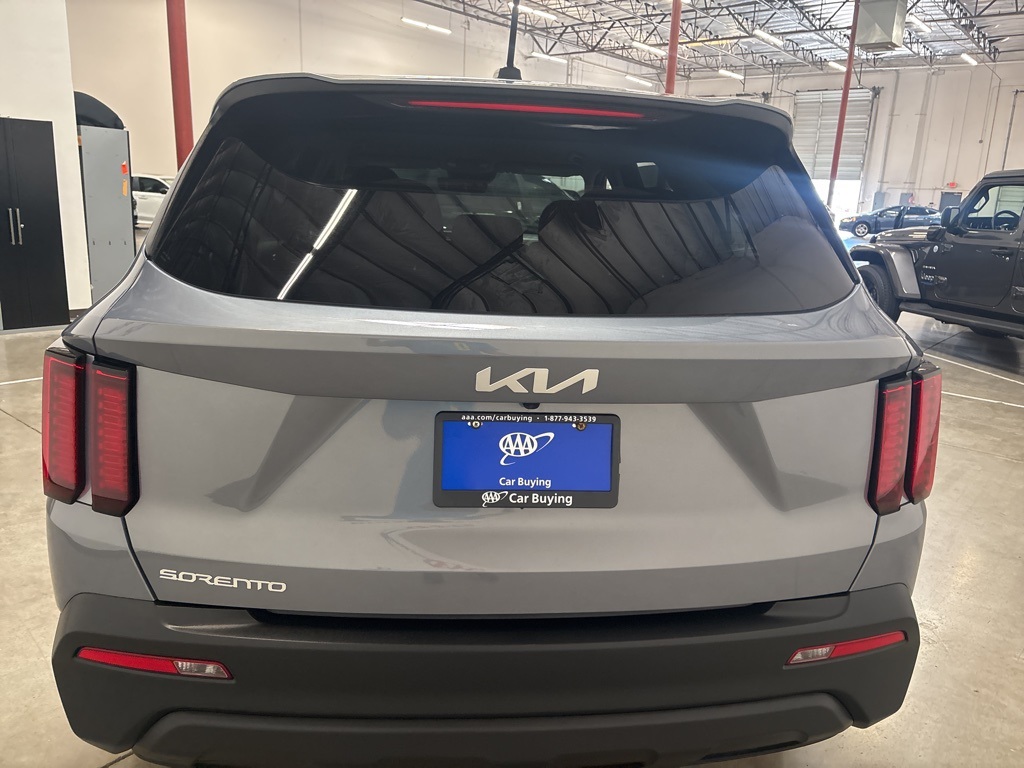 2023 Kia Sorento LX photo 5