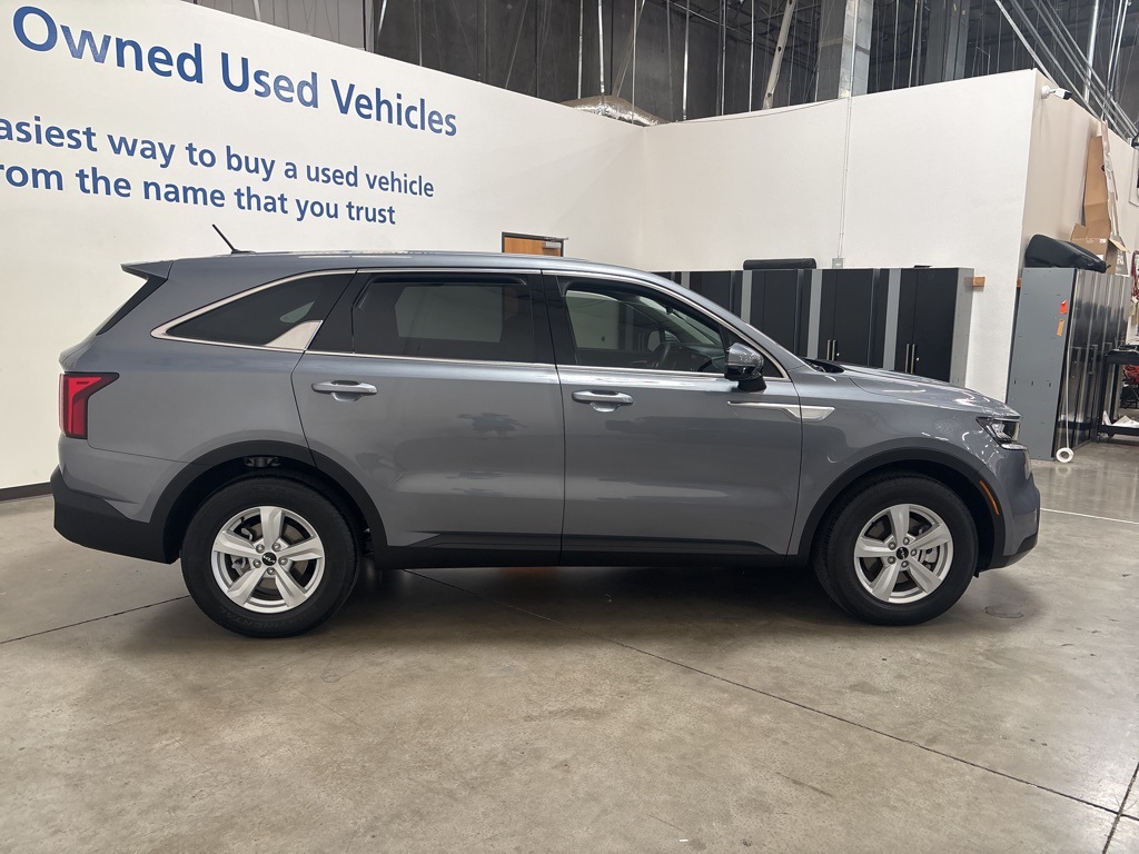 2023 Kia Sorento LX photo 7