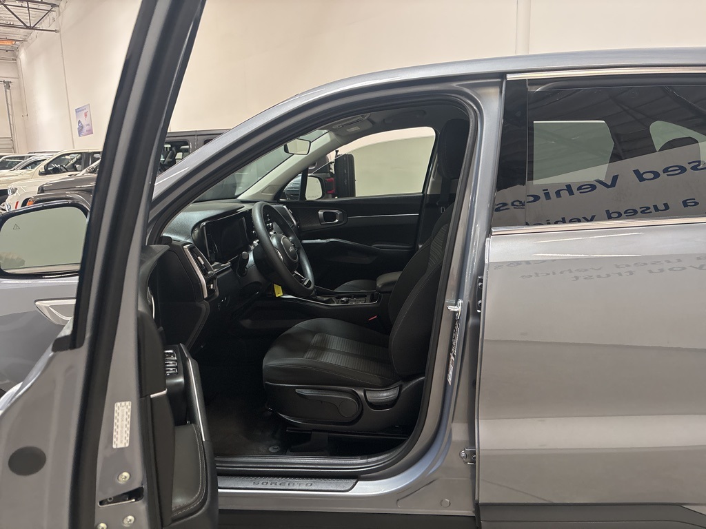 2023 Kia Sorento LX photo 10