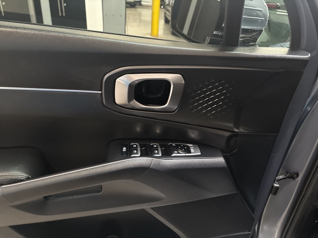 2023 Kia Sorento LX photo 11