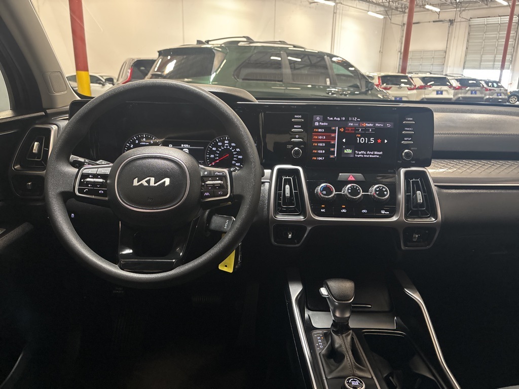 2023 Kia Sorento LX photo 12