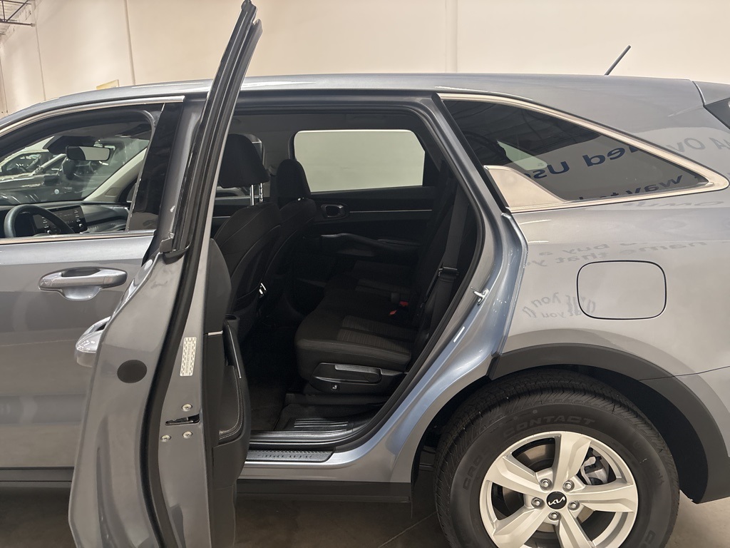 2023 Kia Sorento LX photo 17