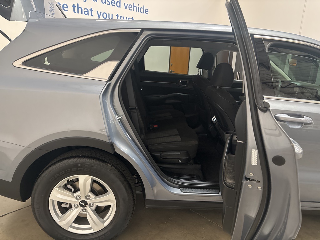 2023 Kia Sorento LX photo 19