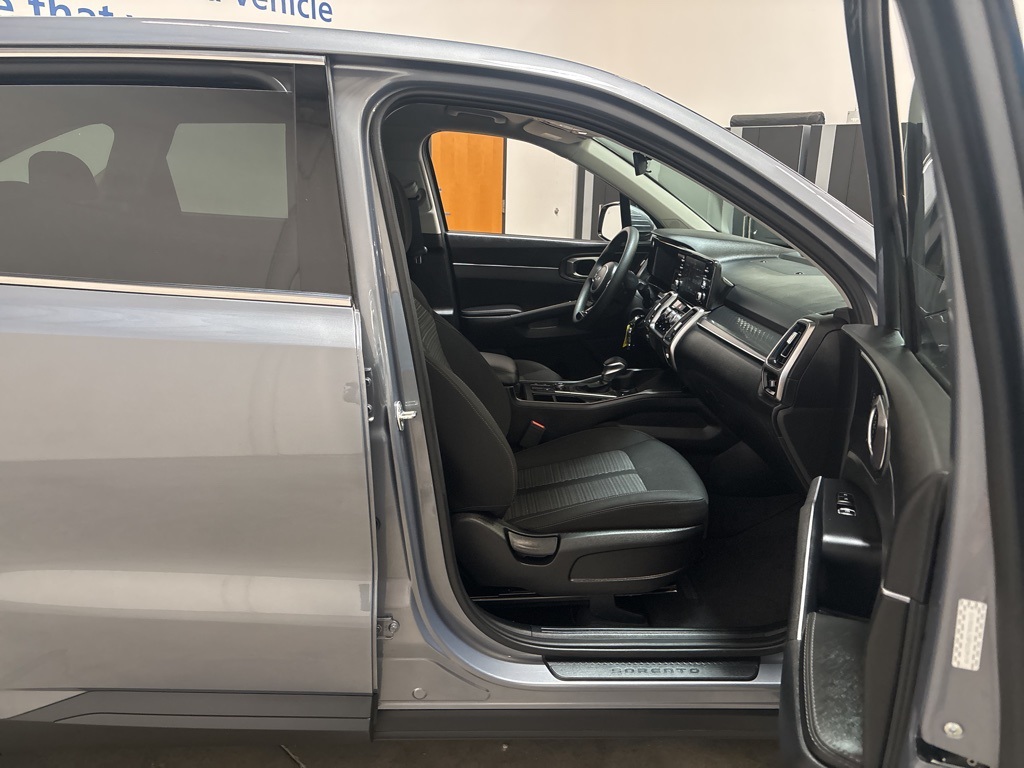2023 Kia Sorento LX photo 20