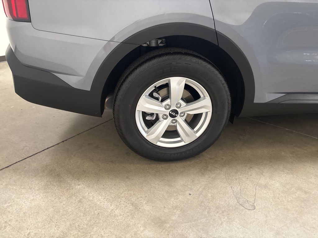 2023 Kia Sorento LX photo 24