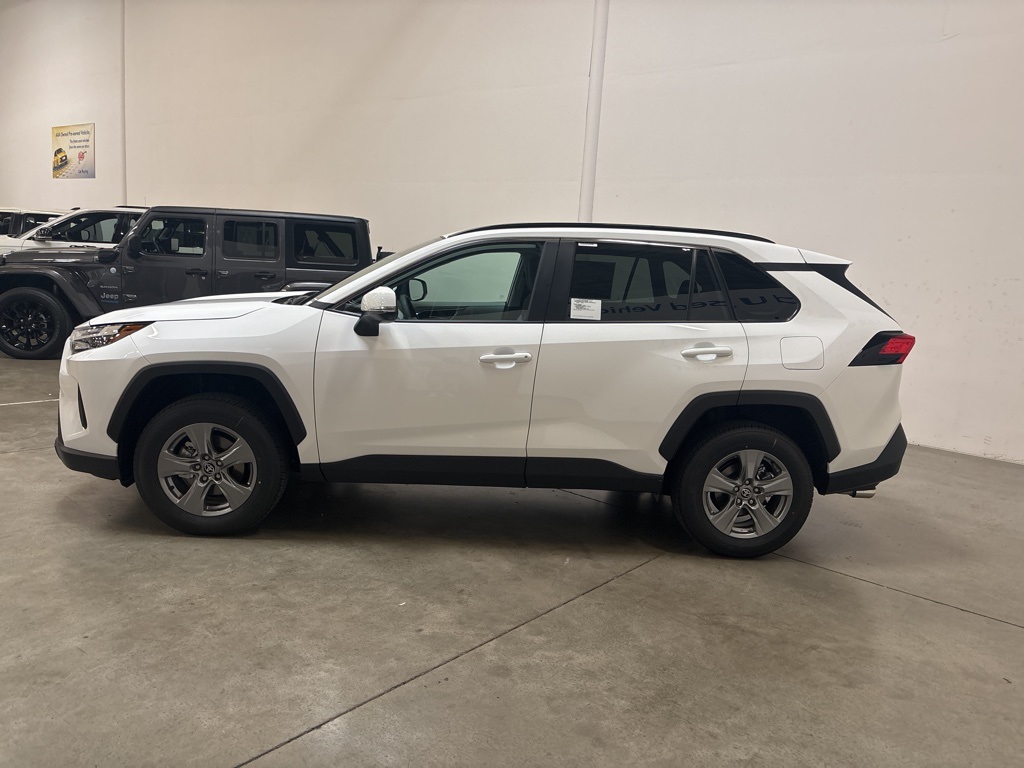 2025 Toyota RAV4 XLE photo 3