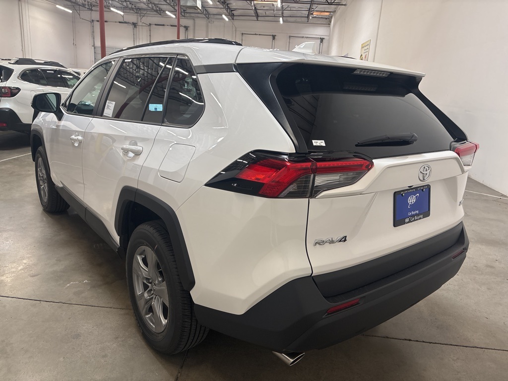 2025 Toyota RAV4 XLE photo 4