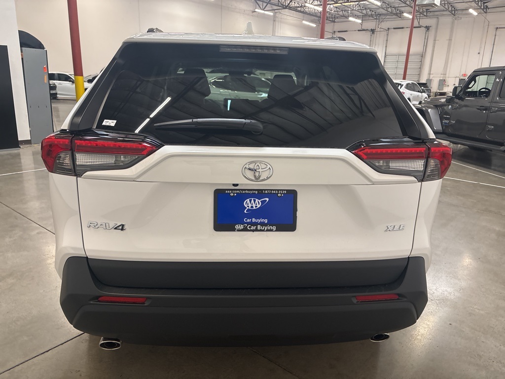 2025 Toyota RAV4 XLE photo 5