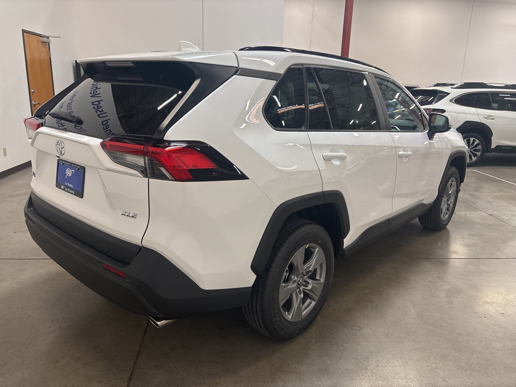 2025 Toyota RAV4 XLE photo 6