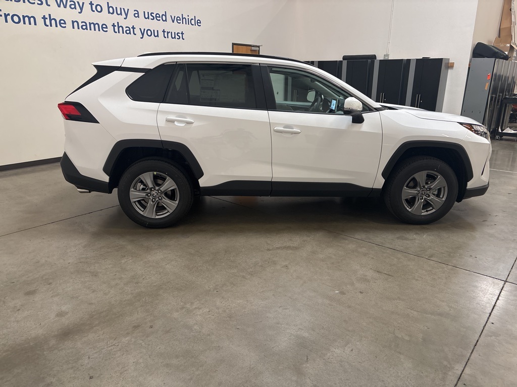 2025 Toyota RAV4 XLE photo 7