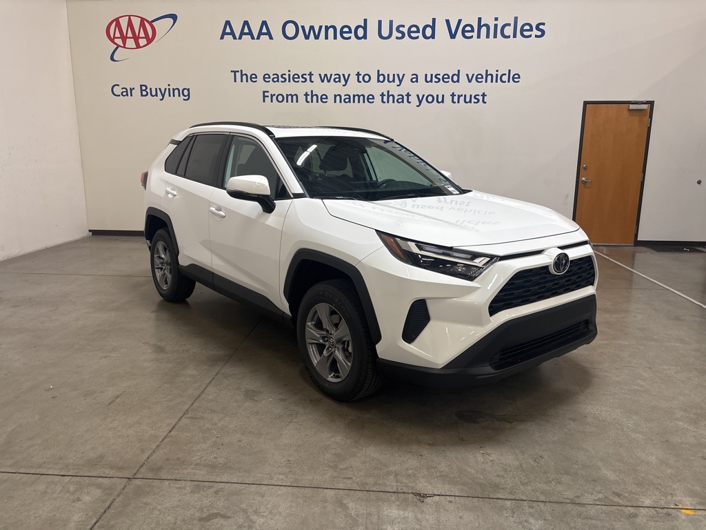 2025 Toyota RAV4 XLE photo 8