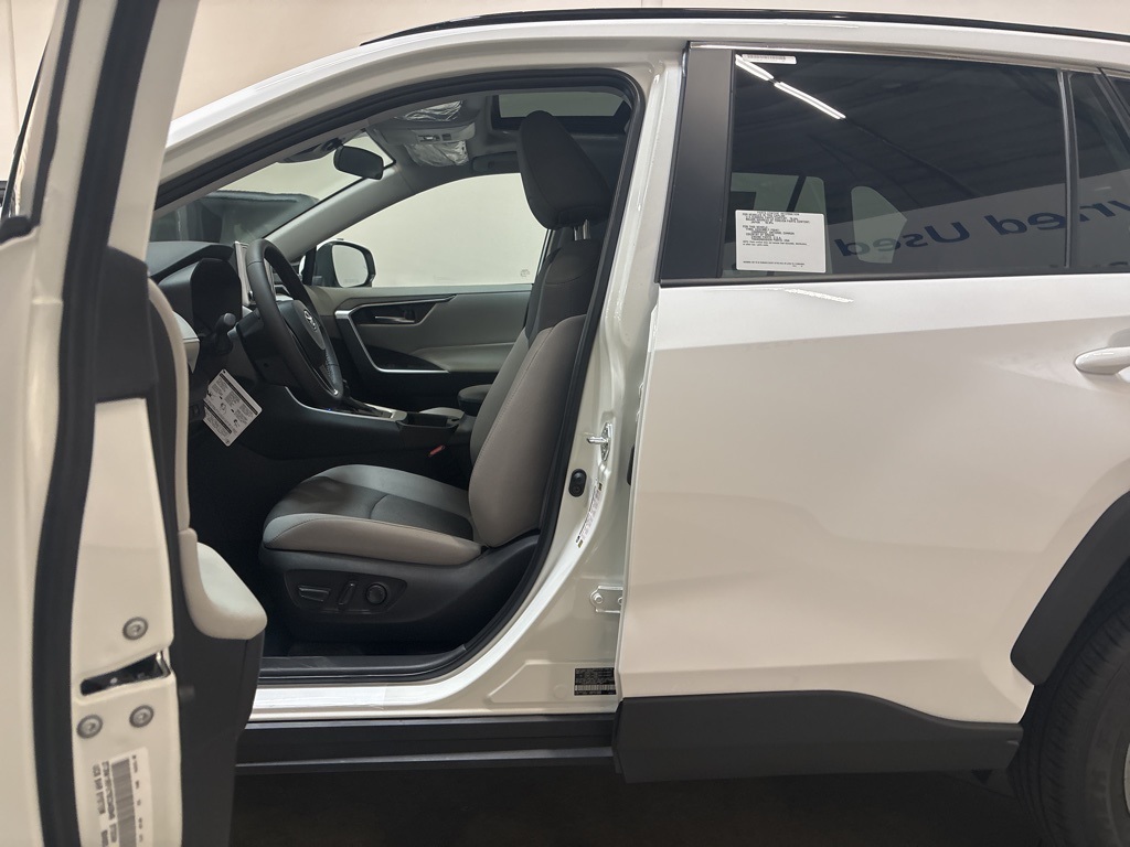 2025 Toyota RAV4 XLE photo 10