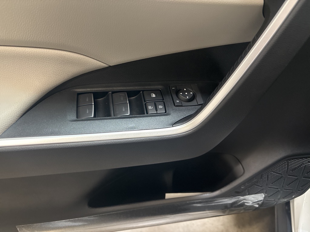 2025 Toyota RAV4 XLE photo 11