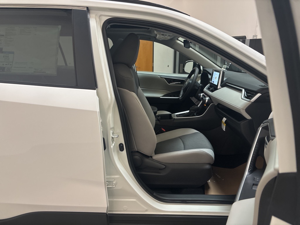 2025 Toyota RAV4 XLE photo 21