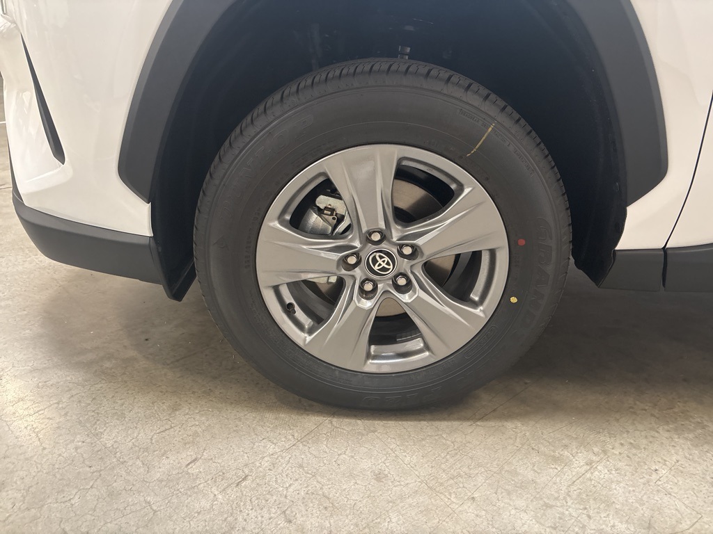 2025 Toyota RAV4 XLE photo 23