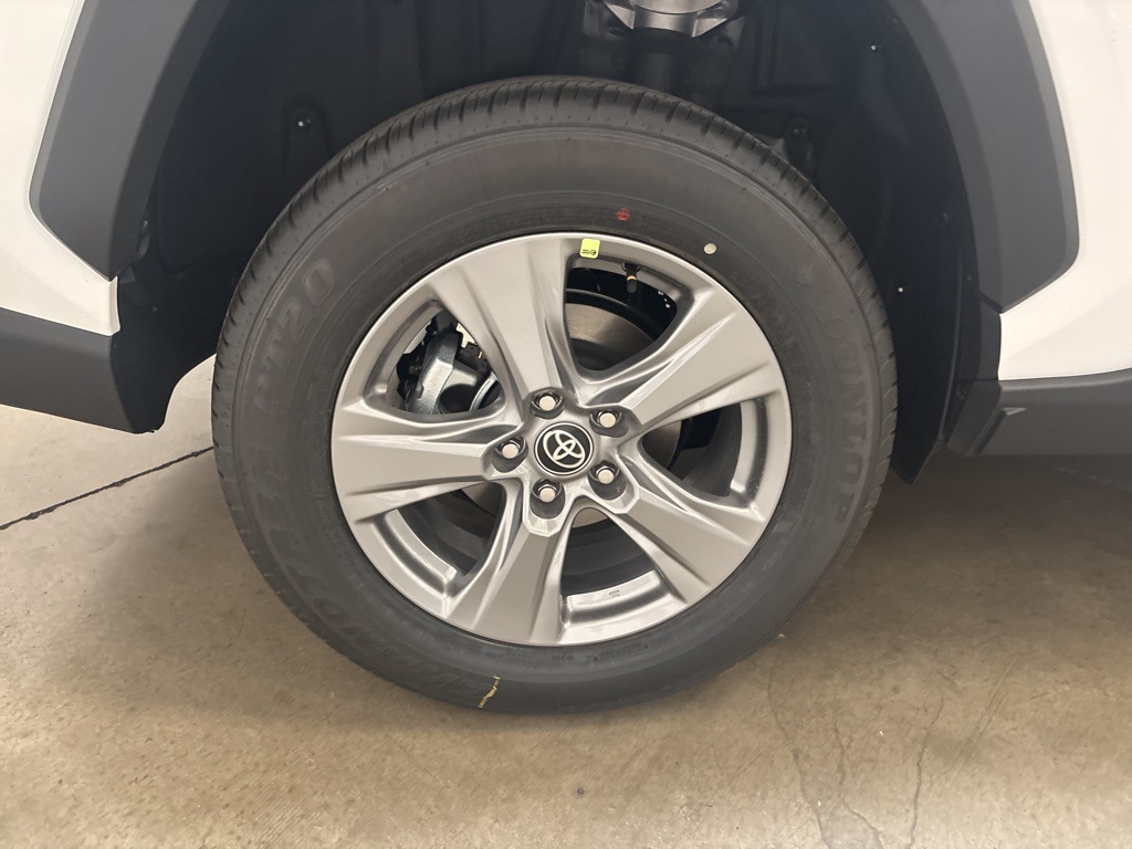 2025 Toyota RAV4 XLE photo 25