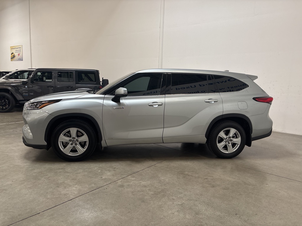 2021 Toyota Highlander Hybrid LE photo 3
