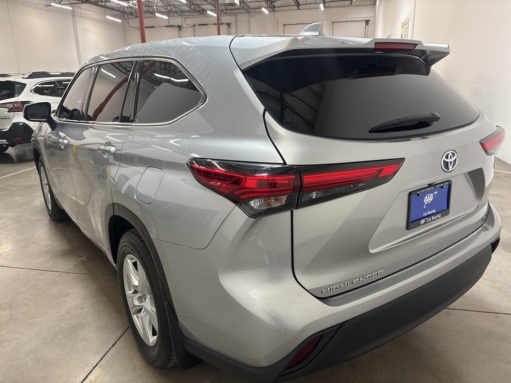 2021 Toyota Highlander Hybrid LE photo 4