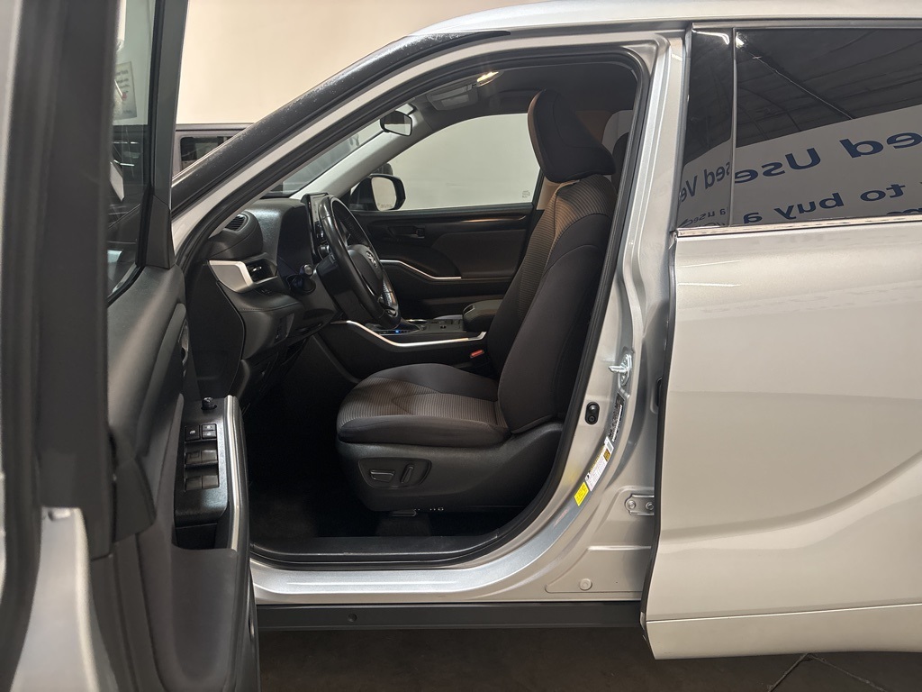 2021 Toyota Highlander Hybrid LE photo 10
