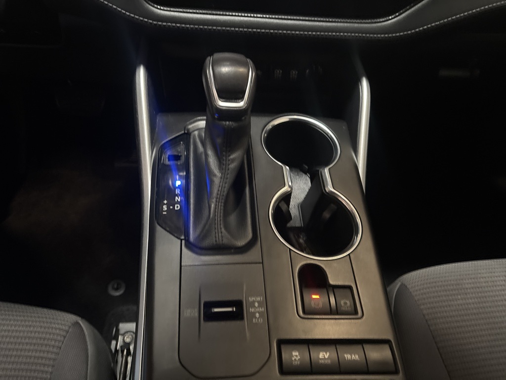 2021 Toyota Highlander Hybrid LE photo 16