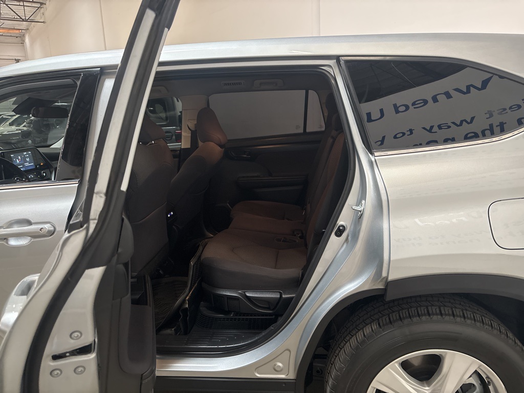 2021 Toyota Highlander Hybrid LE photo 17