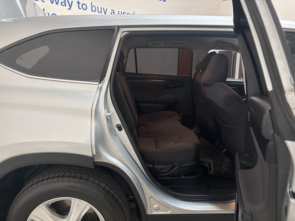 2021 Toyota Highlander Hybrid LE photo 19